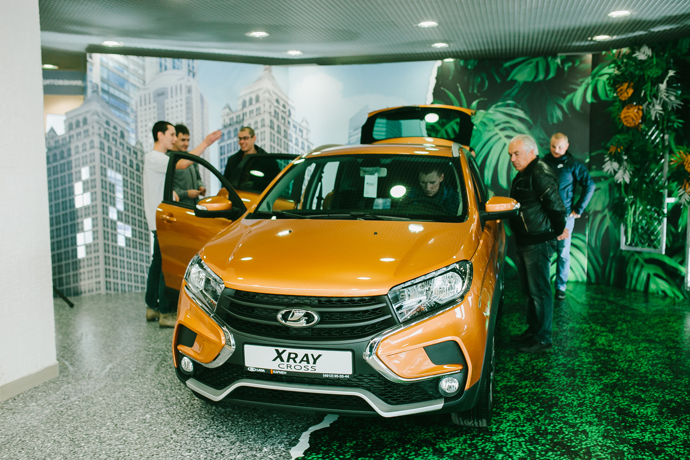 Автосалон «Кармен» представил стильный городской кроссовер LADA XRAY Cross