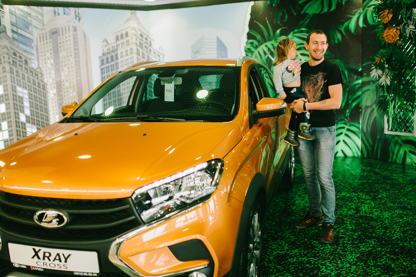 Автосалон «Кармен» представил стильный городской кроссовер LADA XRAY Cross